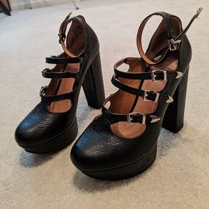 Shelly's London buckle platform